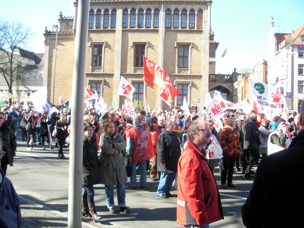 Die GEW zeigt sich - viele Kolleginnen und Kollegen aus Niedersachsen  nahmen am Warnstreik teil!! 