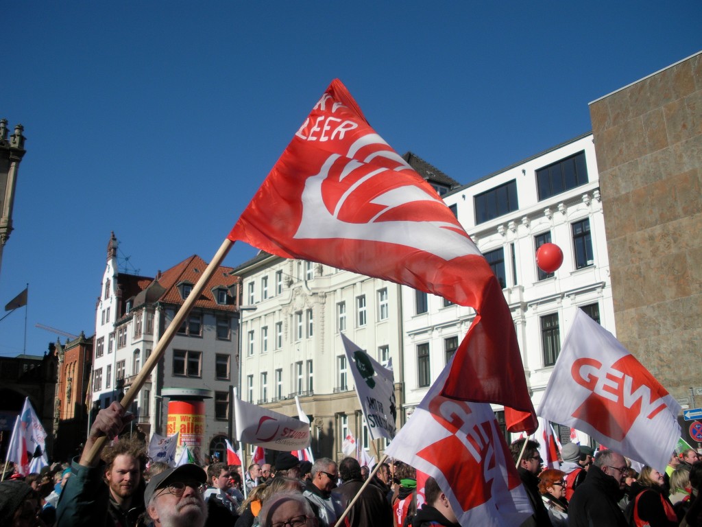 Kollege Schwarze schwenkt unsere KV-Fahne